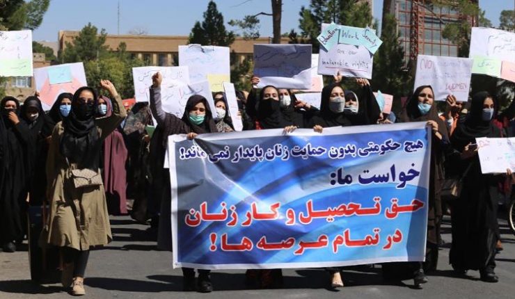 Kabul: Decenas de mujeres afganas protestan por sus derechos constitucionales