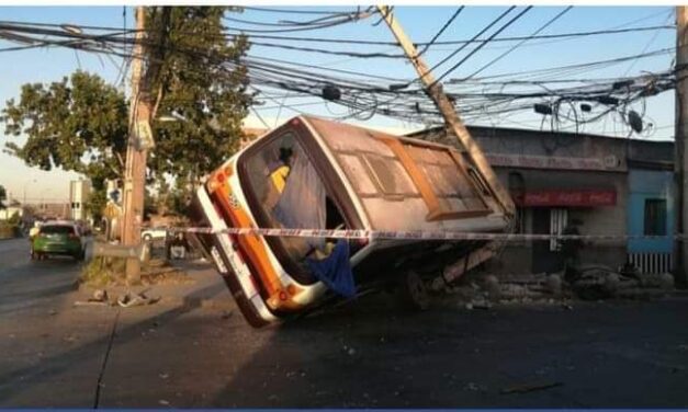 Bus termina semivolcado y sujetado por un poste tras accidente en la comuna de Estación Central