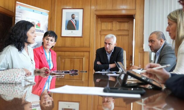 Gobernador Regional trata temas de interés regional con el Ministro de Educación