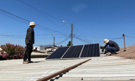 A través de 7 % del FNDR Junta de Vecinos de Peumo instala paneles solares en su sede comunitaria