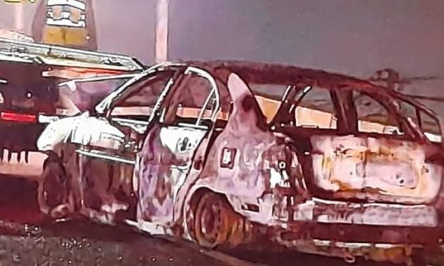 Delincuentes queman y abandonan autos en la Ruta 68 tras robo a bodega en la comuna de Pudahuel