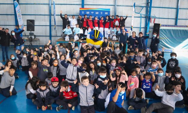 Niños de Pichilemu ya viven Santiago 2023 junto a atletas del Team Chile