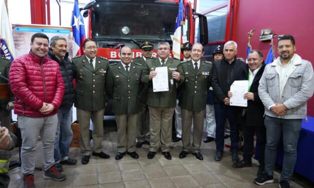 Gobernador Regional entrega nuevo carro bomba para Bomberos de Graneros
