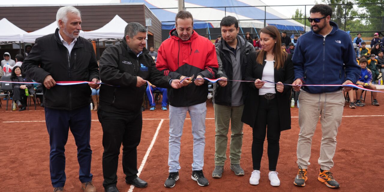 Gobernador Regional inaugura modernos camarines y graderías en club de tenis de Las Cabras