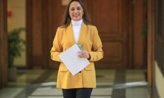 Diputada Carla Morales pidió explicar reducción presupuestaria que podría dejar  a más de 140 personas mayores sin hogar