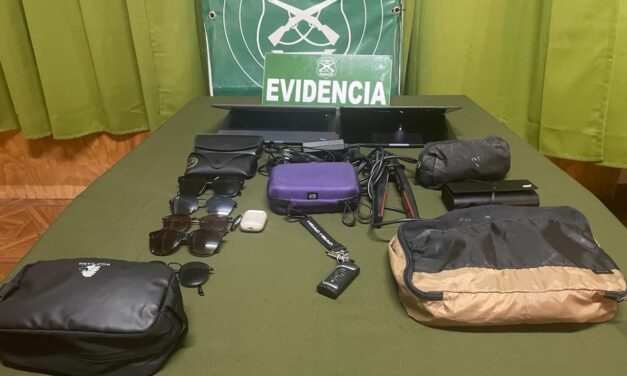Detienen a dos personas por robo de especies de un vehiculo