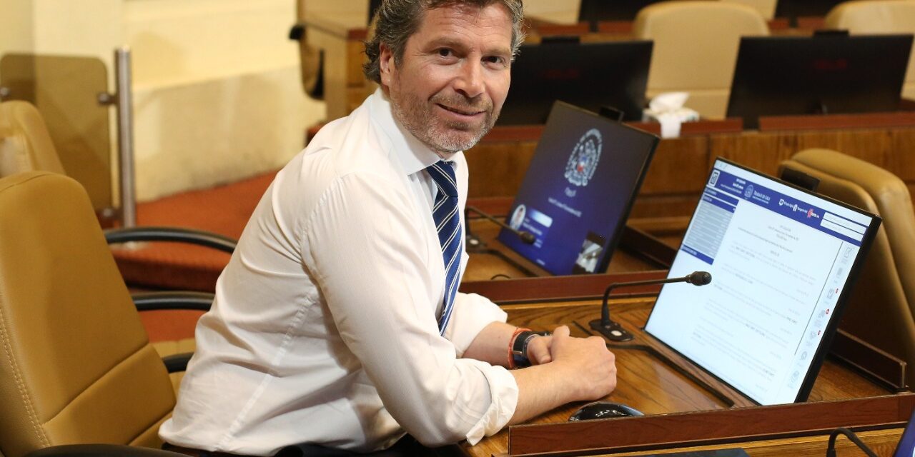 Comisión de Educación aprueba proyecto del diputado Eduardo Cornejo que busca regular el uso de celulares al interior de las salas de clases