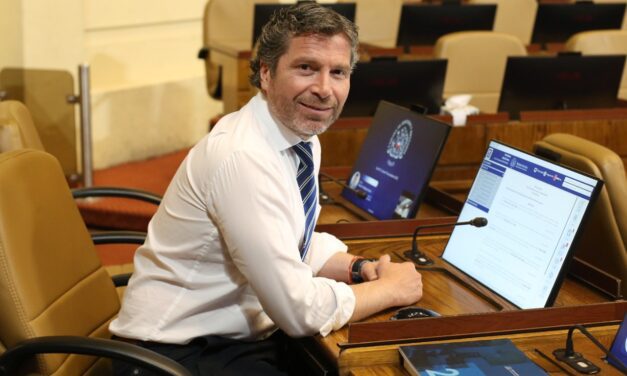 Comisión de Educación aprueba proyecto del diputado Eduardo Cornejo que busca regular el uso de celulares al interior de las salas de clases