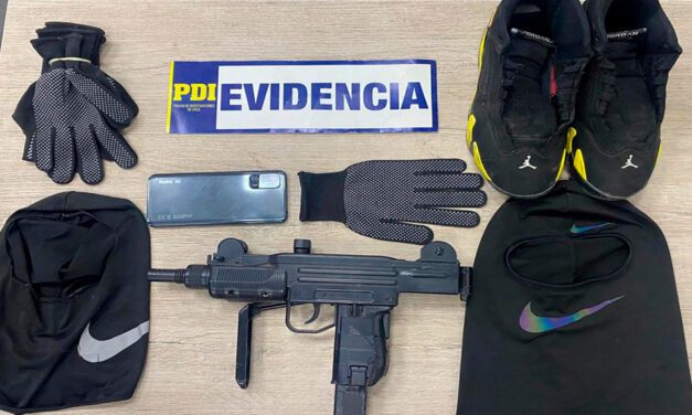 PDI detuvo a dos adolescentes sorprendidos con réplica de subametralladora que habría sido utilizada en asaltos