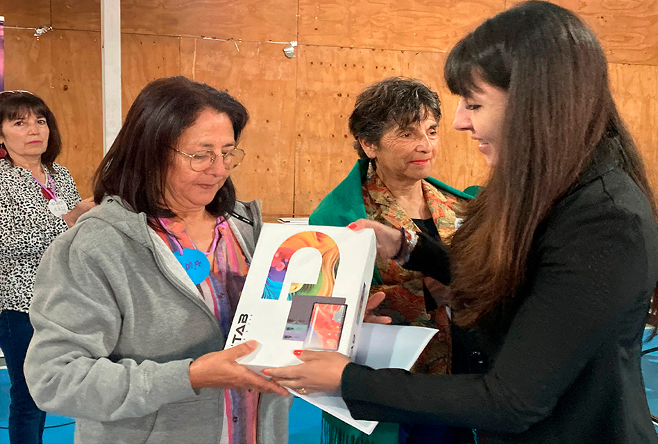 SENAMA entrega tablets a personas mayores del programa “Voluntariado país de mayores de O’higgins”