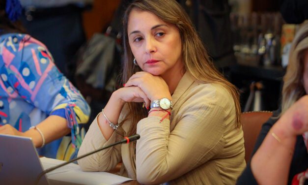 Diputada Carla Morales exige medidas para resolver déficit de especialistas en el Hospital de Santa Cruz