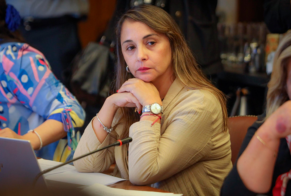 Diputada Carla Morales exige medidas para resolver déficit de especialistas en el Hospital de Santa Cruz