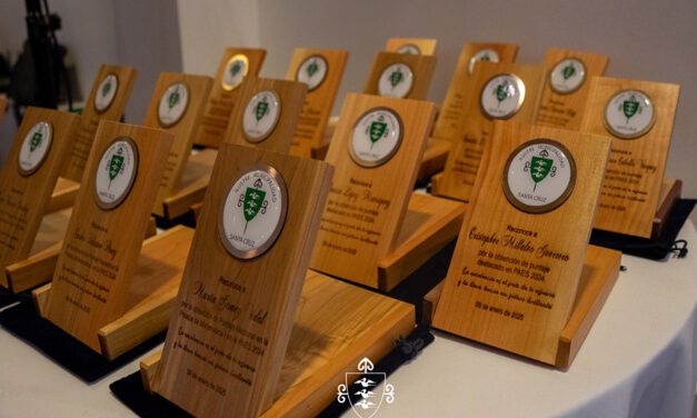 MUNICIPALIDAD DE SANTA CRUZ RINDIÓ HOMENAJE A ESTUDIANTES DESTACADOS EN LA PAES