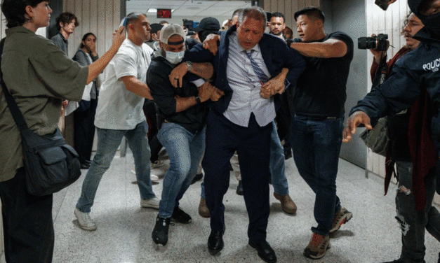 Contralor de NY es arrestado frente a tribunal de inmigración