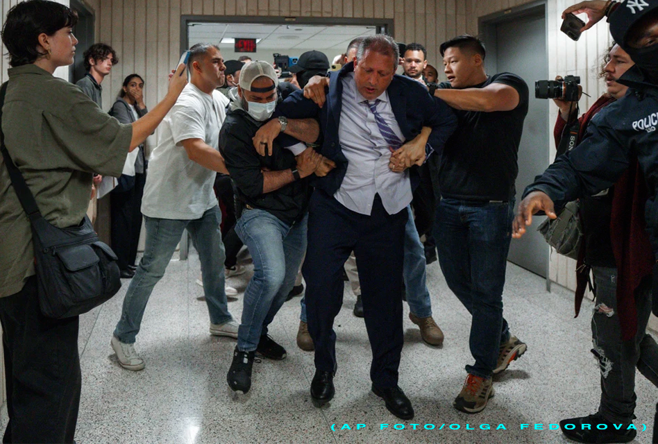 Contralor de NY es arrestado frente a tribunal de inmigración