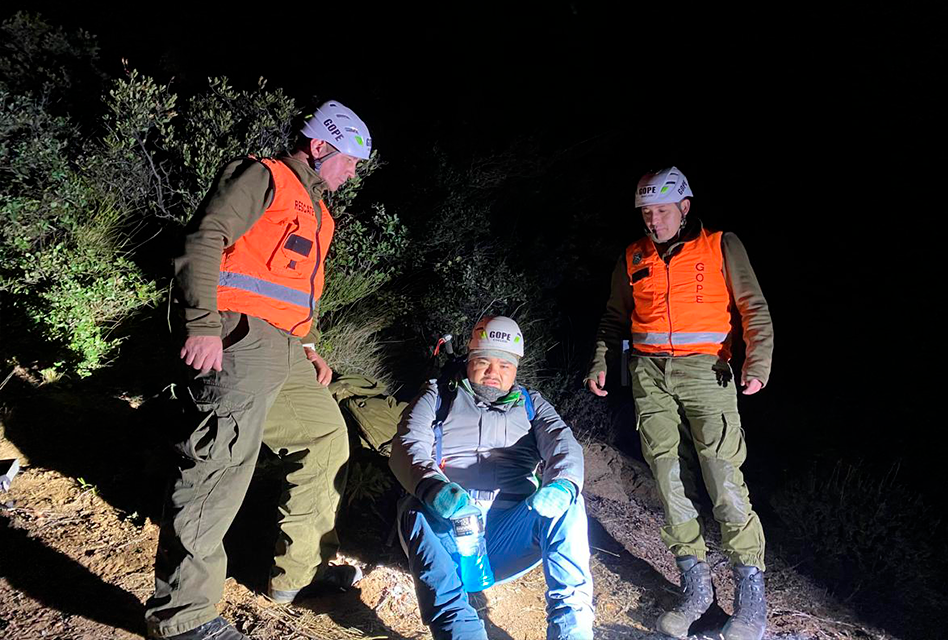 Carabineros rescata a un joven extraviado en cerro de difícil acceso en San Fernando