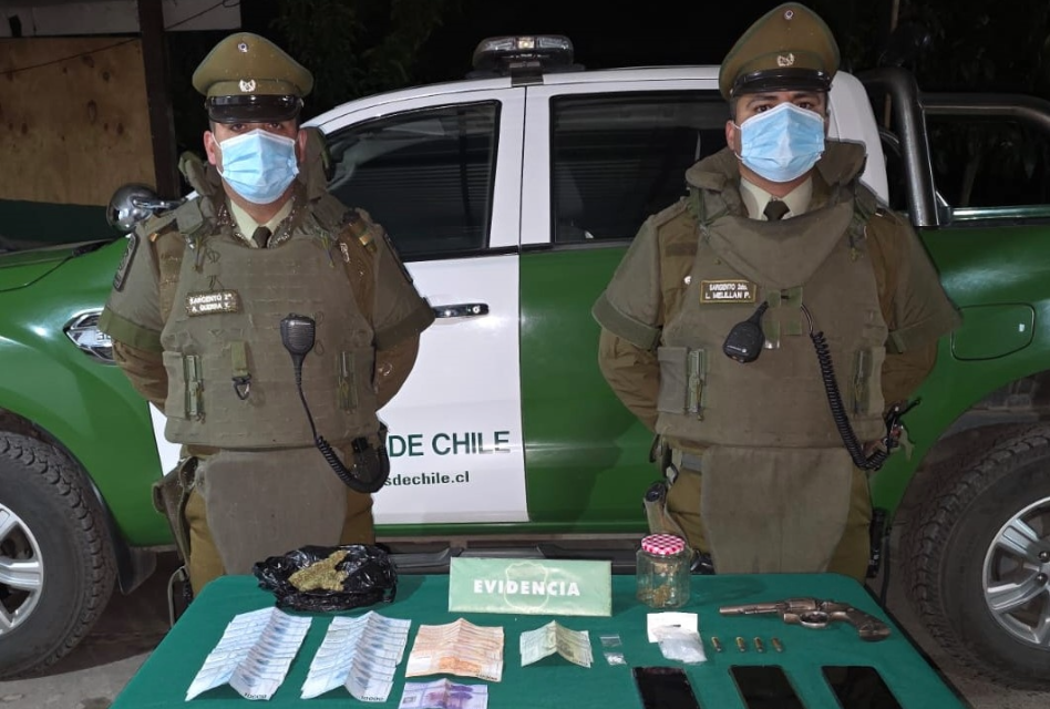 Carabineros detiene a dos sujetos por tenencia ilegal de armas de fuego y municiones