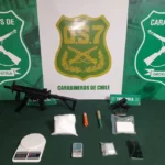Detienen a sujeto con más de un kilo de cocaína y armas durante fiscalización en San Francisco de Mostazal