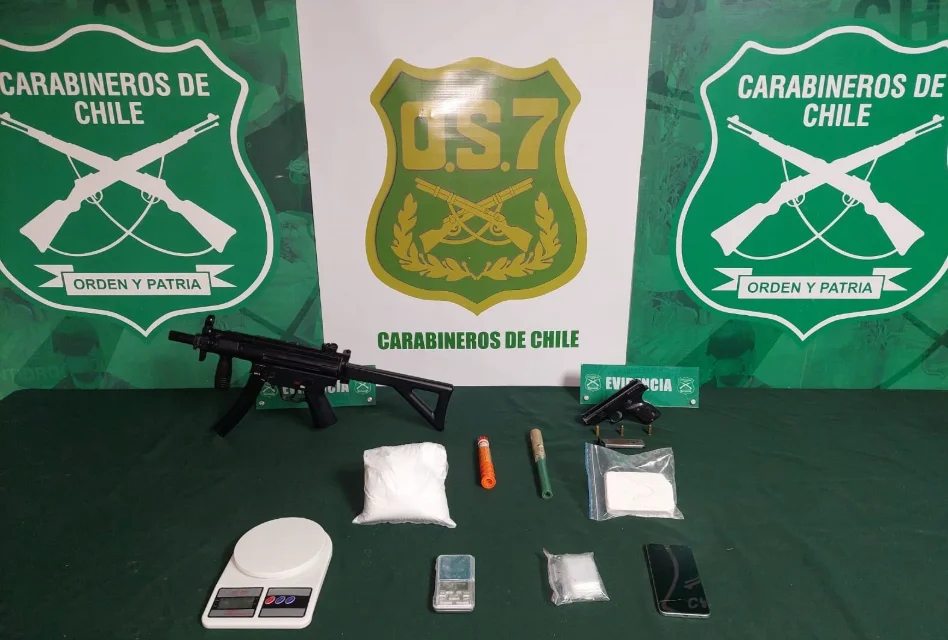 Detienen a sujeto con más de un kilo de cocaína y armas durante fiscalización en San Francisco de Mostazal